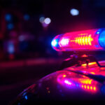 Comprendre la réglementation des gyrophares sur la route image-dun-vehicule-durgence-avec-une-lumiere-clignotante-dans-un-environnement-urbain-nocturne-avec-des-couleurs-vives-rouge-et-bleu