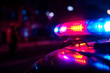 image-dun-vehicule-durgence-avec-une-lumiere-clignotante-dans-un-environnement-urbain-nocturne-avec-des-couleurs-vives-rouge-et-bleu