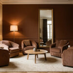 Salon parisien inspiré d’un hôtel boutique, avec un mur brun tabac, un grand miroir vertical, un tapis écru, un éclairage chaleureux et un mobilier aux lignes arrondies.